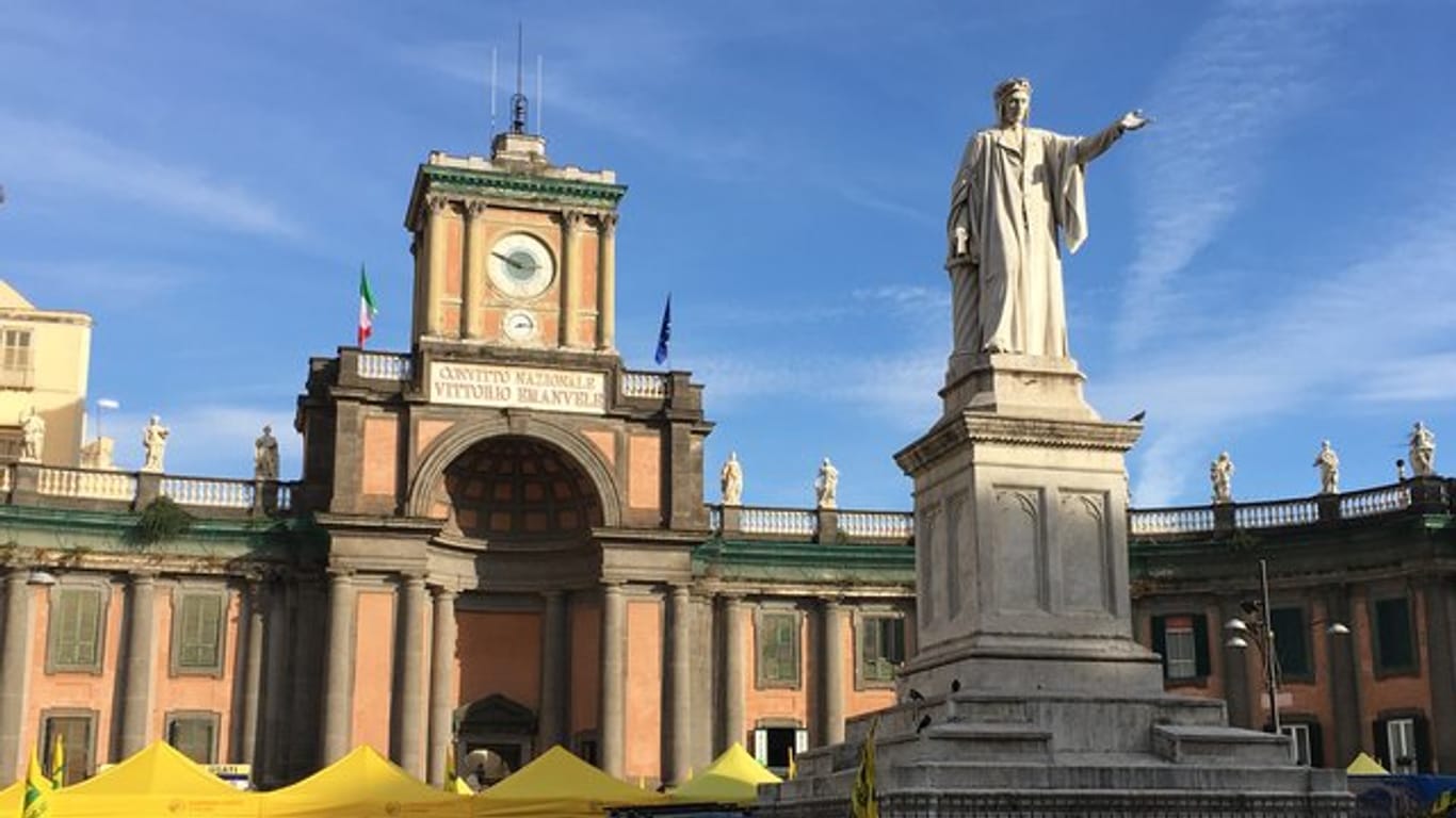 Das Dante-Denkmal auf der Piazza Dante in Neapel.