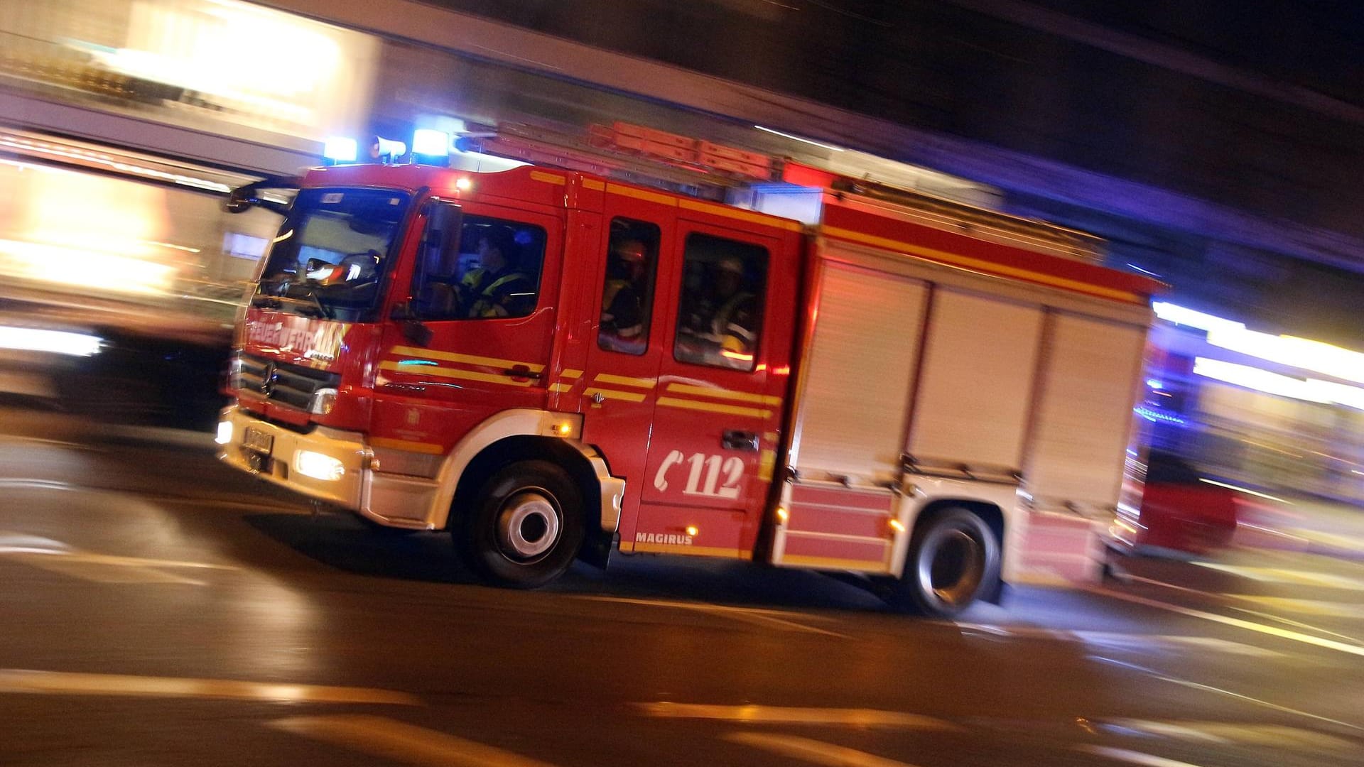Ein Feuerwehrfahrzeuge im Einsatz: Als die Einsatzkräfte eintrafen brannte bereits der gesamte Dachstuhl. (Symbolbild)