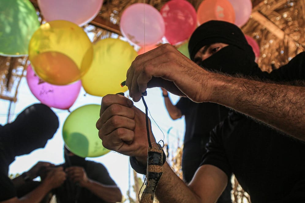 Ein militanter Palästinenser beim Bau einer Brandbombe: Das israelische Abwehrsystem Iron Dome hat zwei der der Bomben abgefangen.