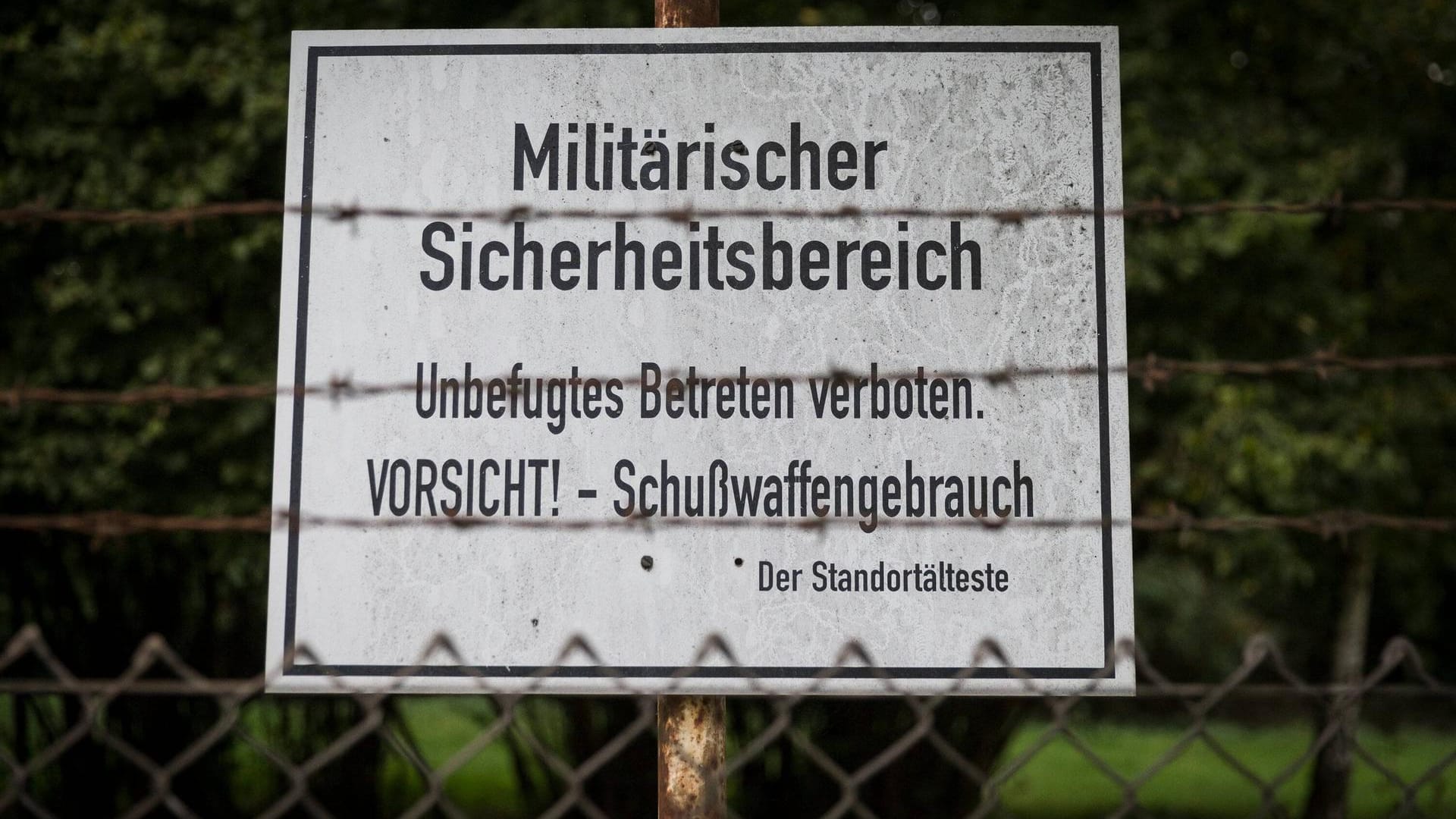 Ein Schild warnt vor dem Betreten eines Bundeswehrgeländes: Dem Angeklagten wird vorgeworfen sein verantwortliche Stellung missbraucht zu haben.