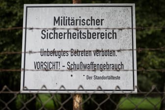 Ein Schild warnt vor dem Betreten eines Bundeswehrgeländes: Dem Angeklagten wird vorgeworfen sein verantwortliche Stellung missbraucht zu haben.