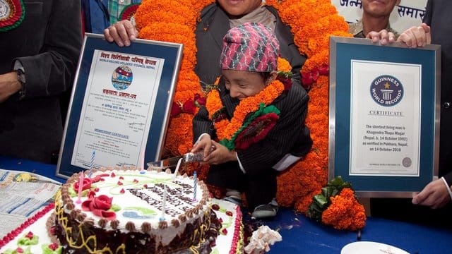 Khagendra Thapa Magar im Jahre 2010 mit der Urkunde vom Guinness-Buch der Rekorde (r). Khagendra Thapa Magar im Jahre 2010 mit der Urkunde vom Guinness-Buch der Rekorde (r).