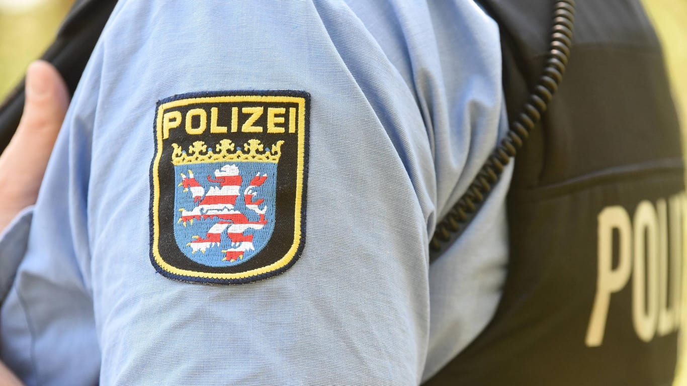 Ein hessischer Polizist in Uniform: Der Verdächtige sitzt seit der Tat in Untersuchungshaft. (Symbolbild)