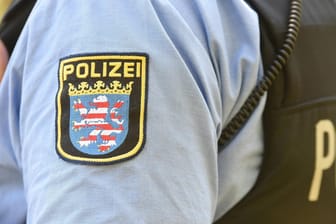 Ein hessischer Polizist in Uniform: Der Verdächtige sitzt seit der Tat in Untersuchungshaft. (Symbolbild)