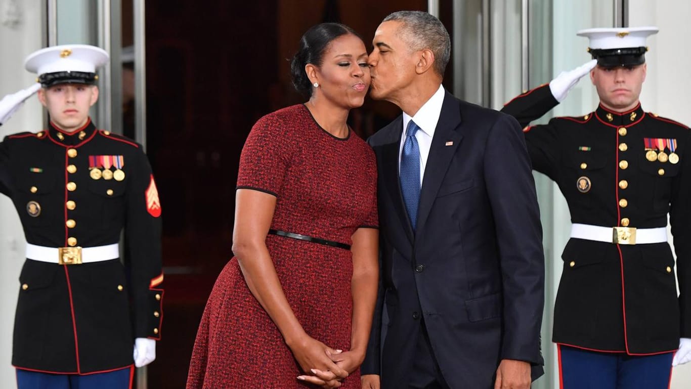 Barack und Michelle Obama: Hier knutscht das ehemalige "First Couple" im Januar 2017 vor dem Weißen Haus