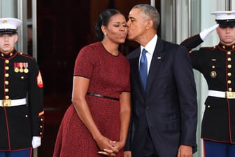Barack und Michelle Obama: Hier knutscht das ehemalige "First Couple" im Januar 2017 vor dem Weißen Haus