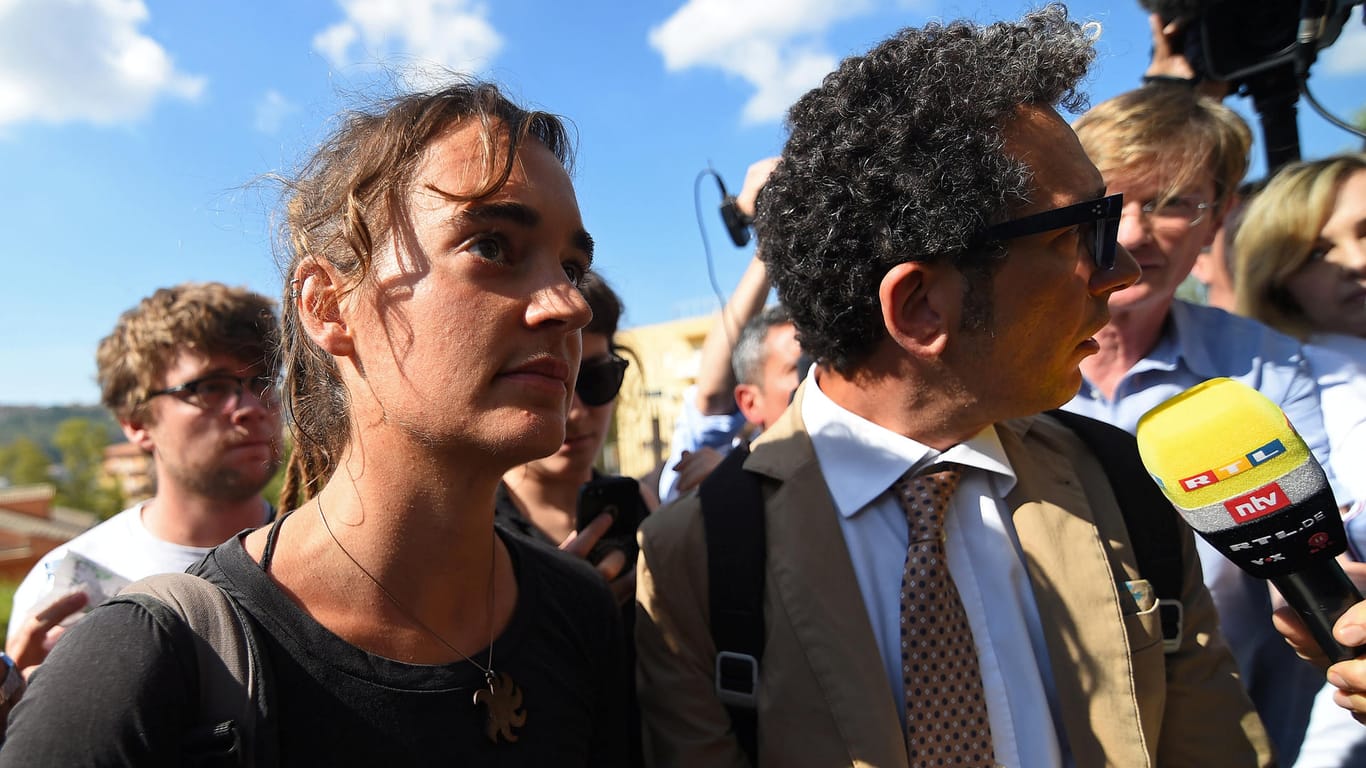 Carola Rackete im Juni letzten Jahres vor einer Anhörung in Agrigento: "Niemand sollte strafrechtlich dafür verfolgt werden, Menschen in Not geholfen zu haben."