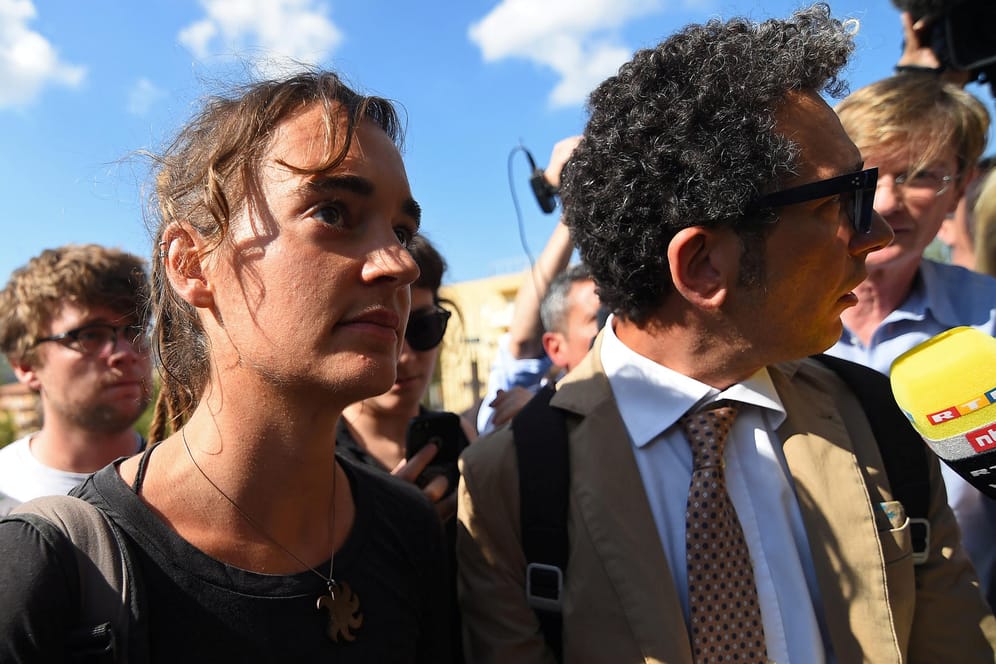 Carola Rackete im Juni letzten Jahres vor einer Anhörung in Agrigento: "Niemand sollte strafrechtlich dafür verfolgt werden, Menschen in Not geholfen zu haben."