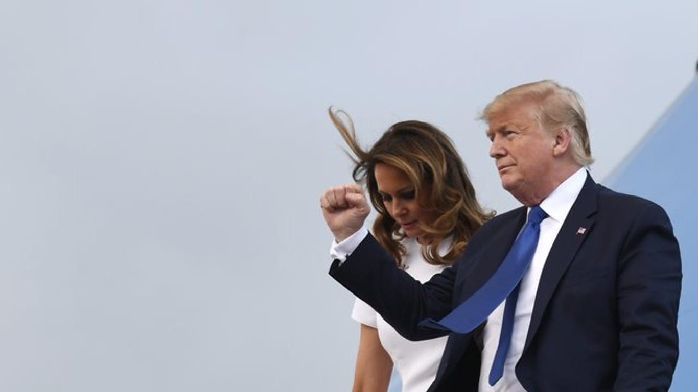 Auf dem Weg nach Florida: Donald Trump neben seiner Frau Melania in Kämpferpose.