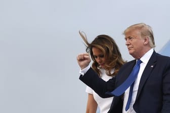 Auf dem Weg nach Florida: Donald Trump neben seiner Frau Melania in Kämpferpose.