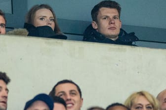 Auf der Tribüne: Schalke-Torwart Alexander Nübel während der Partie gegen Borussia Mönchengladbach.