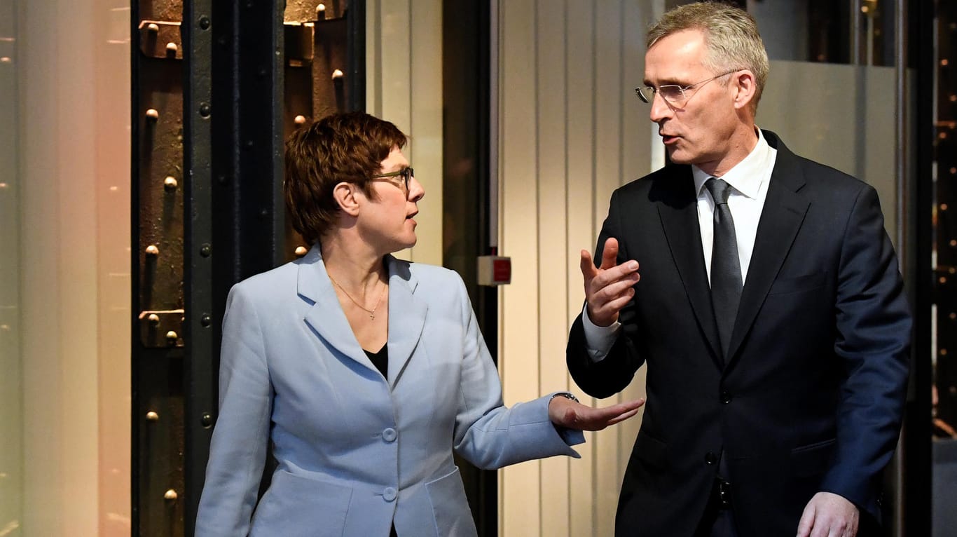Nato-Generalsekretär Jens Stoltenberg und CDU-Chefin Annegret Kramp-Karrenbauer: Die Politikerin nutzte den Auftakt der Tagung mit klaren Worten zur Nato und der Kanzlerfrage.