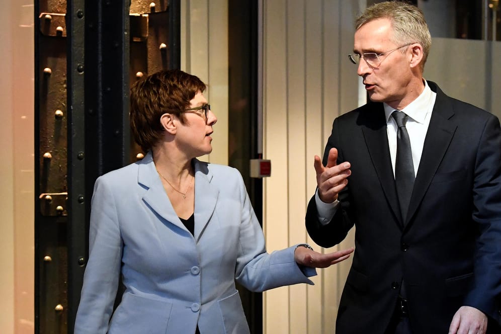 Nato-Generalsekretär Jens Stoltenberg und CDU-Chefin Annegret Kramp-Karrenbauer: Die Politikerin nutzte den Auftakt der Tagung mit klaren Worten zur Nato und der Kanzlerfrage.