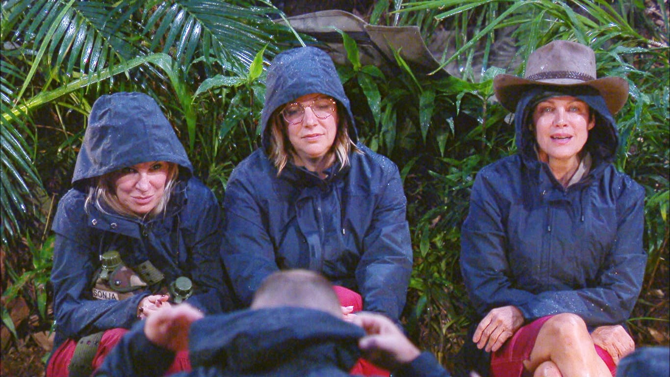 Claudia, Daniela und Sonja: Im Camp regnet es.