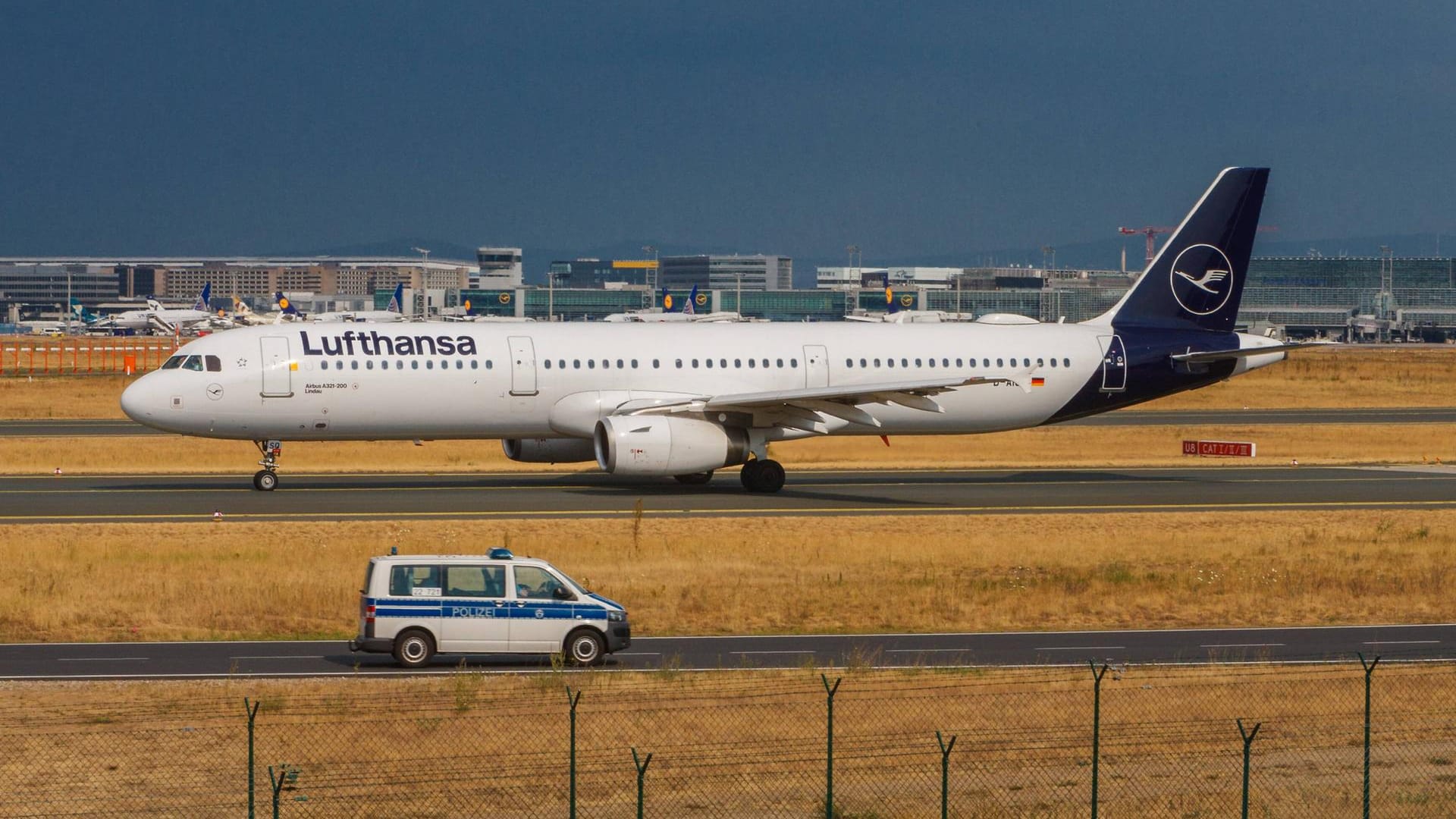 Polizeiwagen am Flughafen Frankfurt (Archivbild): Eine 29-jährige mutmaßliche Anhängerin der Terrororganisation "Islamischer Staat" wurde nach ihrer Ankunft festgenommen. Polizeiwagen am Flughafen Frankfurt (Archivbild): Eine 29-jährige mutmaßliche Anhängerin der Terrororganisation "Islamischer Staat" wurde nach ihrer Ankunft festgenommen.