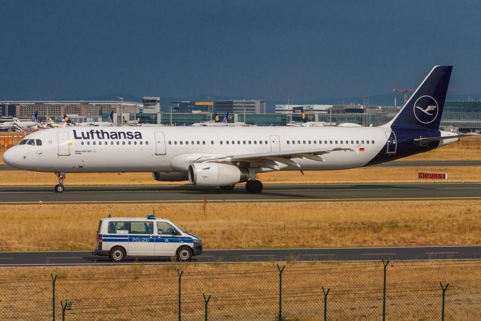 Polizeiwagen am Flughafen Frankfurt (Archivbild): Eine 29-jährige mutmaßliche Anhängerin der Terrororganisation "Islamischer Staat" wurde nach ihrer Ankunft festgenommen.