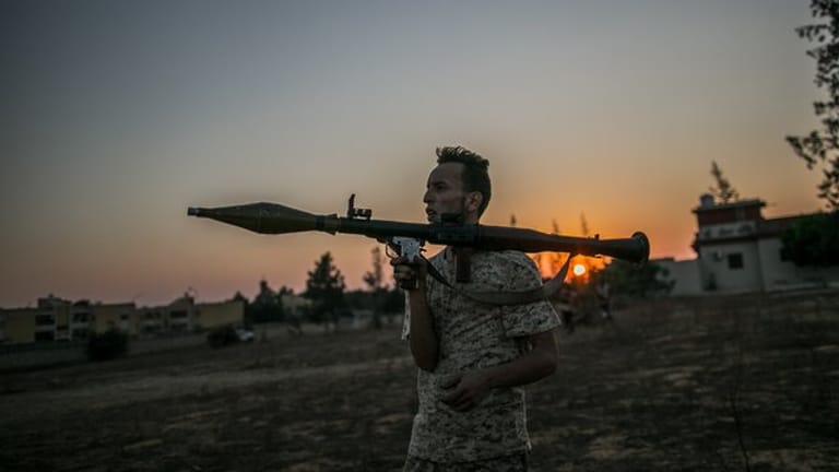 Ein bewaffneter Kämpfer der international anerkannten Regierung in Tripolis.