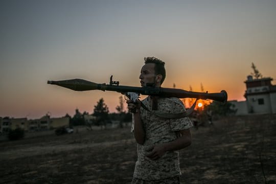 Ein bewaffneter Kämpfer der international anerkannten Regierung in Tripolis.