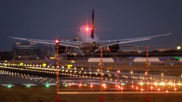 Landung in Frankfurt: Eine aus der Türkei abgeschobene mutmaßliche Anhängerin der Terrormiliz IS ist nach ihrer Ankunft auf dem Flughafen festgenommen worden. Landung in Frankfurt: Eine aus der Türkei abgeschobene mutmaßliche Anhängerin der Terrormiliz IS ist nach ihrer Ankunft auf dem Flughafen festgenommen worden.