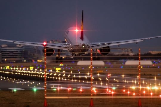 Landung in Frankfurt: Eine aus der Türkei abgeschobene mutmaßliche Anhängerin der Terrormiliz IS ist nach ihrer Ankunft auf dem Flughafen festgenommen worden.
