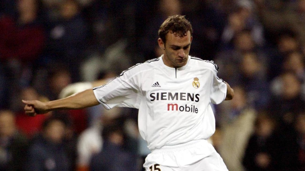 Raul Bravo: Der Spanier, hier im Jahr 2003, spielte von 2001 bis 2007 bei Real Madrid. Raul Bravo: Der Spanier, hier im Jahr 2003, spielte von 2001 bis 2007 bei Real Madrid.