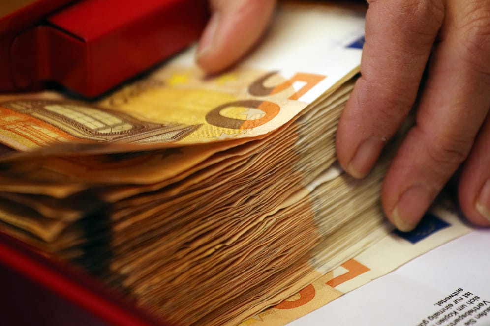 50-Euro-Scheine in einer Geldkassette (Symbolbild): Immer mehr Deutsche können sich einen Alltag ohne Bargeld vorstellen.