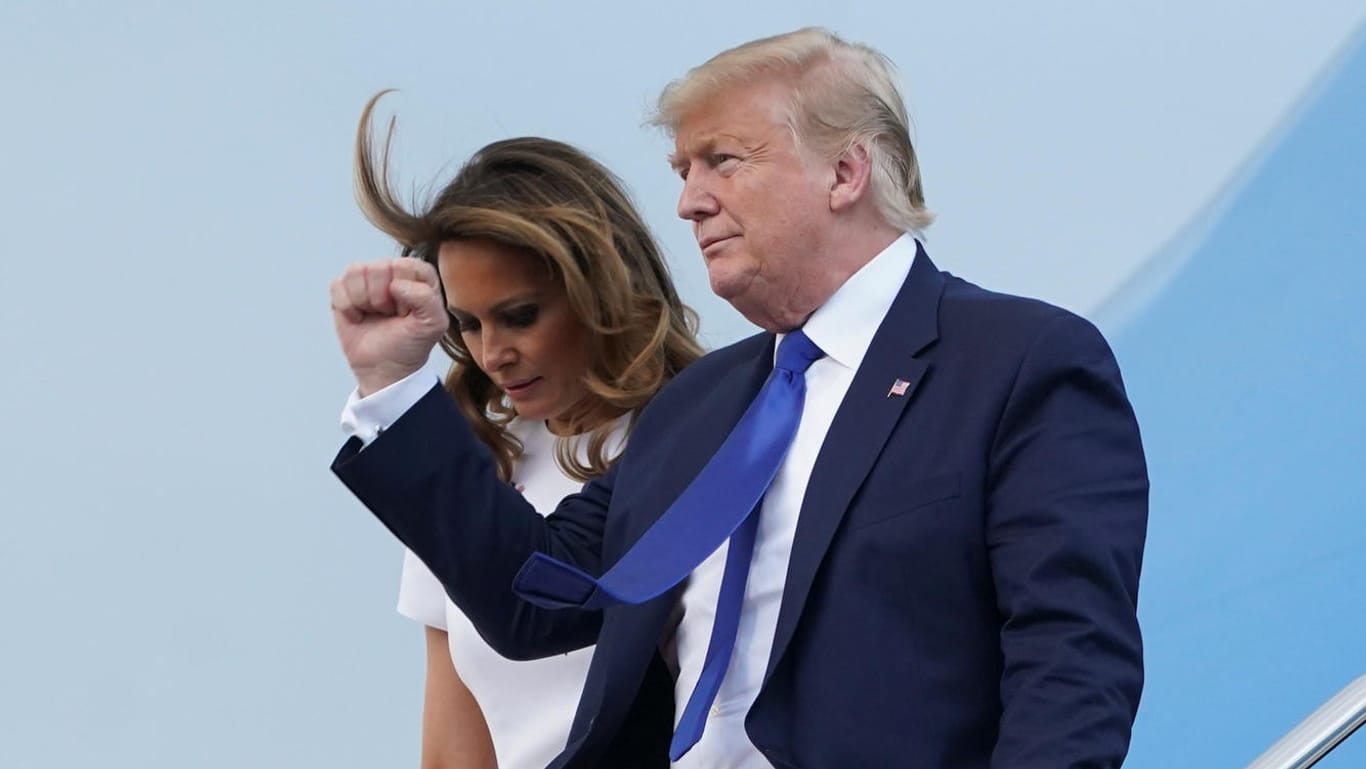 Donald und Melania Trump verlassen die Präsidentenmaschine "Air Force One": Neue Dokumente belasten den US-Präsidenten in der Ukraine-Affäre.