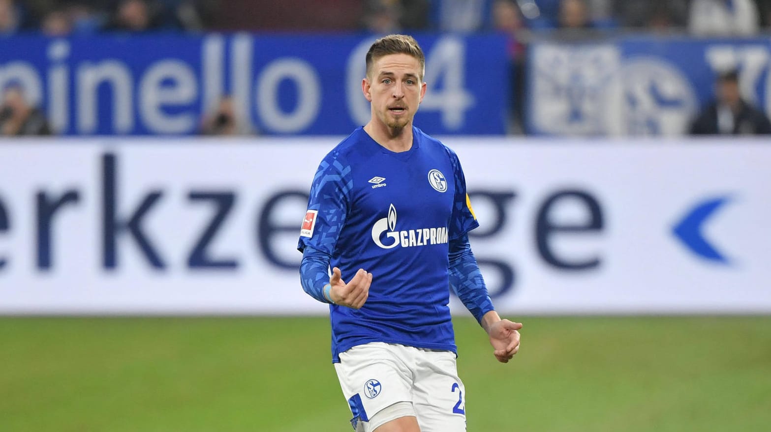 Bastian Oczipka: Der Linksverteidiger hat seinen Vertrag auf Schalke verlängert. Bastian Oczipka: Der Linksverteidiger hat seinen Vertrag auf Schalke verlängert.