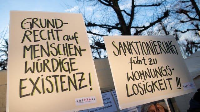 Demonstranten stehen während der Verhandlung über die Rechtmäßigkeit von Hartz-IV-Sanktionen vor dem Bundesverfassungsgericht. Demonstranten stehen während der Verhandlung über die Rechtmäßigkeit von Hartz-IV-Sanktionen vor dem Bundesverfassungsgericht.