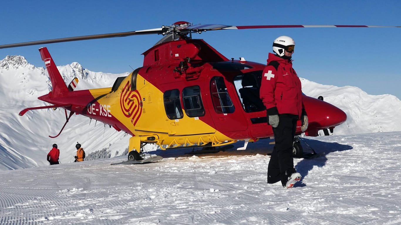 Hubschrauber der Bergrettung in Österreich: Beim nächtlichen Schlittenfahren ist eine 25-Jährige tödlich verunglückt.