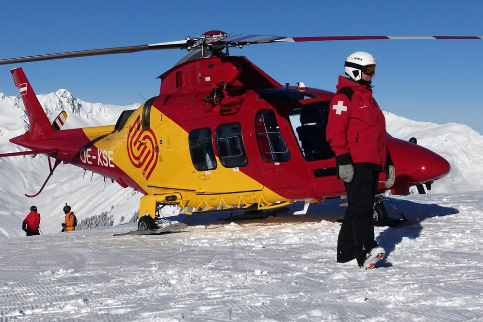 Hubschrauber der Bergrettung in Österreich: Beim nächtlichen Schlittenfahren ist eine 25-Jährige tödlich verunglückt.