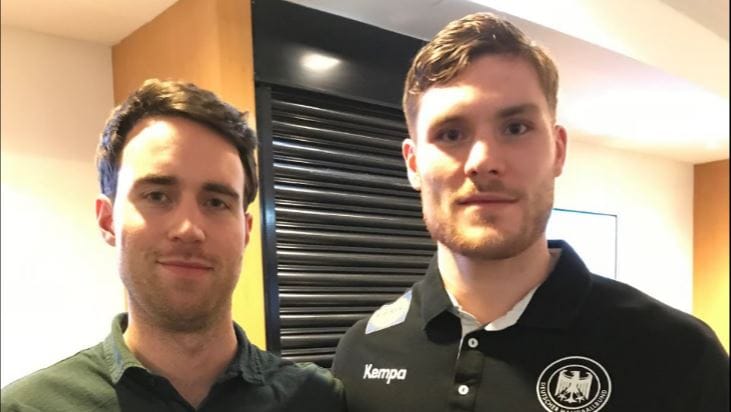 Gemeinsam im Gespräch am spielfreien Tag im Teamhotel der Deutschen: t-online.de-Reporter Cian Hartung und DHB-Kreisläufer Johannes Golla.