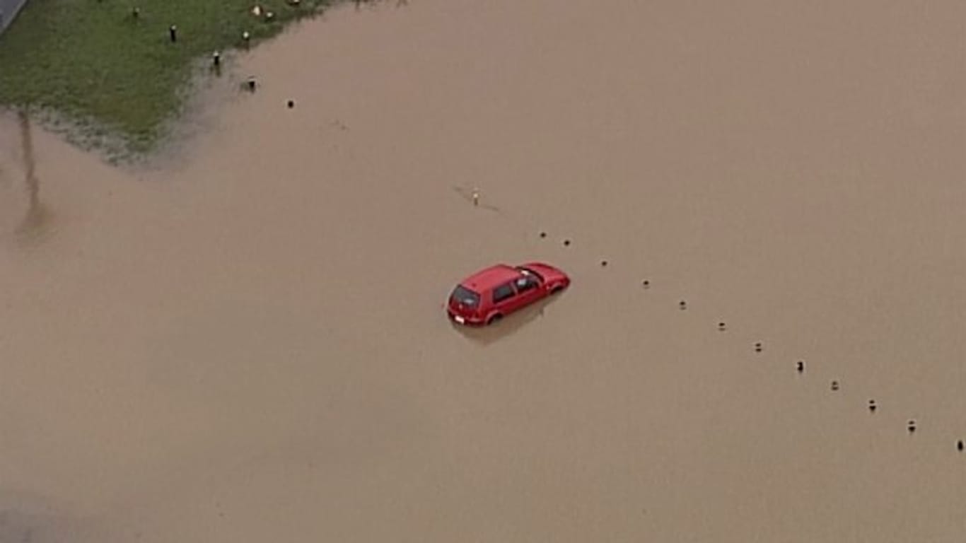 Im australischen Bundesstaat Queensland überflutete der Regen Autobahnen und Straßen.