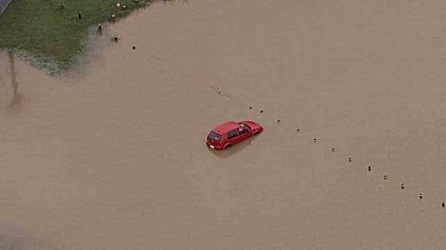 Im australischen Bundesstaat Queensland überflutete der Regen Autobahnen und Straßen. Im australischen Bundesstaat Queensland überflutete der Regen Autobahnen und Straßen.