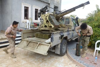 Kämpfer der von den Vereinten Nationen unterstützten Regierungstruppen sind im Einsatz: Die Regierung in Tripolis ist in weiten Teilen Libyens machtlos.