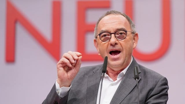 SPD-Chef Norbert Walter-Borjans fordert eine Ausweitung der geplanten Grundrente über den Koalitionskompromiss hinaus. SPD-Chef Norbert Walter-Borjans fordert eine Ausweitung der geplanten Grundrente über den Koalitionskompromiss hinaus.