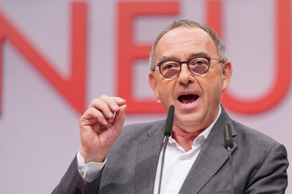 SPD-Chef Norbert Walter-Borjans fordert eine Ausweitung der geplanten Grundrente über den Koalitionskompromiss hinaus.