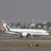 Das Präsidentenflugzeug steht auf einem Flughafen. Nach 13 Monaten hat Mexiko im Januar 2020 noch immer keinen Käufer für sein Präsidentenflugzeug gefunden.