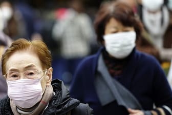 Shopping mit Schutzmasken in Tokio: Auch in Japan ist die neue Lungenkrankheit schon aufgetreten.