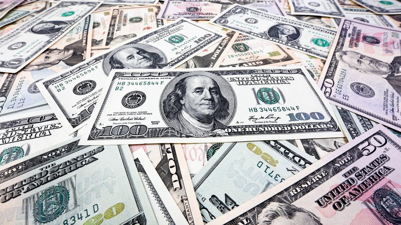 US-Dollarscheine liegen verteilt auf dem Boden: Die vorherige Besitzerin der Couch wusste nichts von dem Geldversteck.
