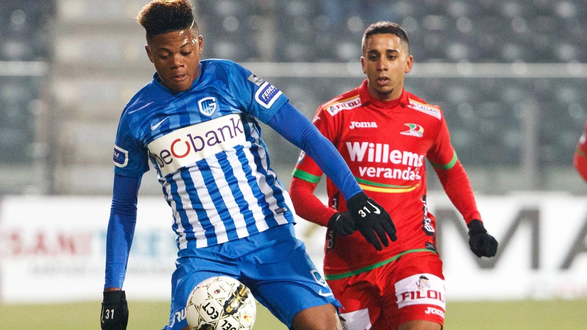 Leon Bailey (l.) im Trikot des belgischen Erstligisten KRC Genk.