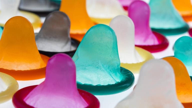 Kondome in verschiedenen Farben (Symbolbild): Auf den Verpackungen der Gratiskondome stand unter anderem "Großartigster Sex der Welt".