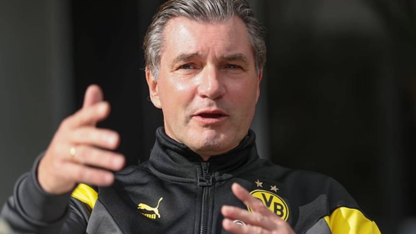 Der Dortmunder Sportdirektor Michael Zorc hat Spekulationen über Transfers von Alcacer und Bruun Larsen zurückgewiesen.