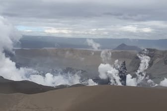 Dampfwolken steigen aus dem Krater des Taal-Vulkans auf.