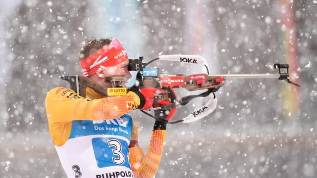 Biathlet Benedikt Doll am Schießstand.