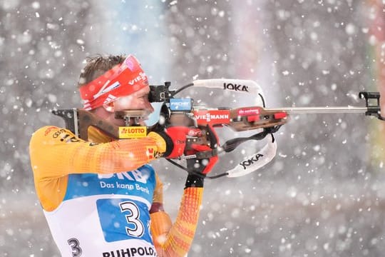 Biathlet Benedikt Doll am Schießstand.