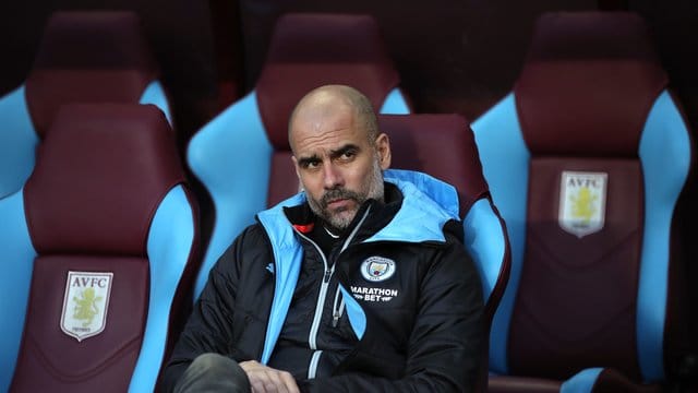 Pep Guardiola, Trainer von Manchester City, sitzt während eines Spiels auf der Trainerbank. Pep Guardiola, Trainer von Manchester City, sitzt während eines Spiels auf der Trainerbank.
