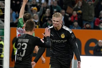 Dortmunds Torschütze Erling Haaland (r) erzielt in seinem Bundesliga-Debüt drei Tore.