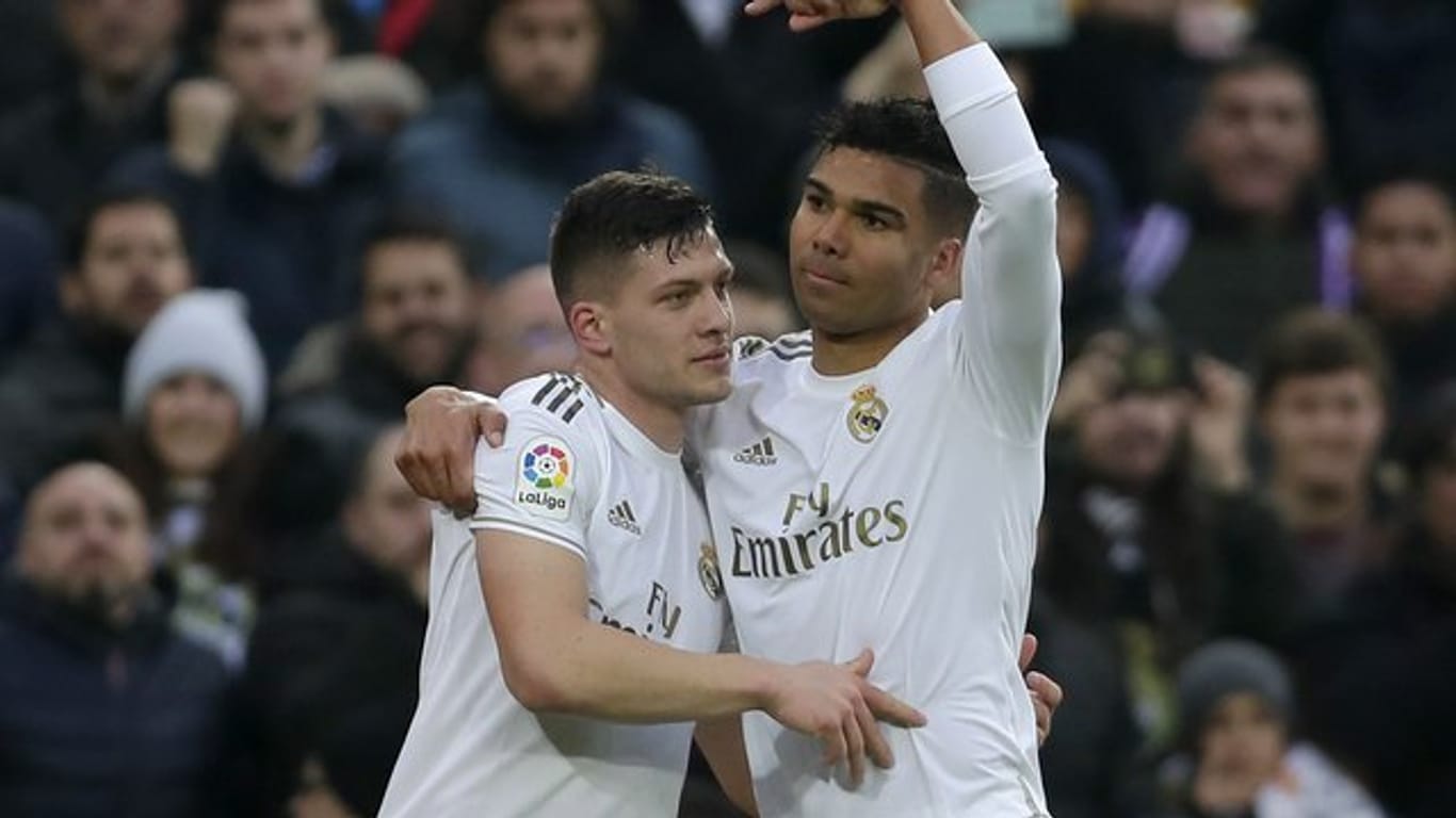 Reals Doppeltorschütze Casemiro (r) bejubelt mit Mannschaftskameraden Luka Jovic seinen zweiten Treffer.