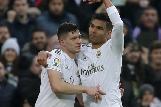 Reals Doppeltorschütze Casemiro (r) bejubelt mit Mannschaftskameraden Luka Jovic seinen zweiten Treffer.